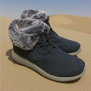 SKECHERS ON THE GO NAVY BLUE LEATHER/ FAUX FUR ANKLE BOOTS/ Size 6.5